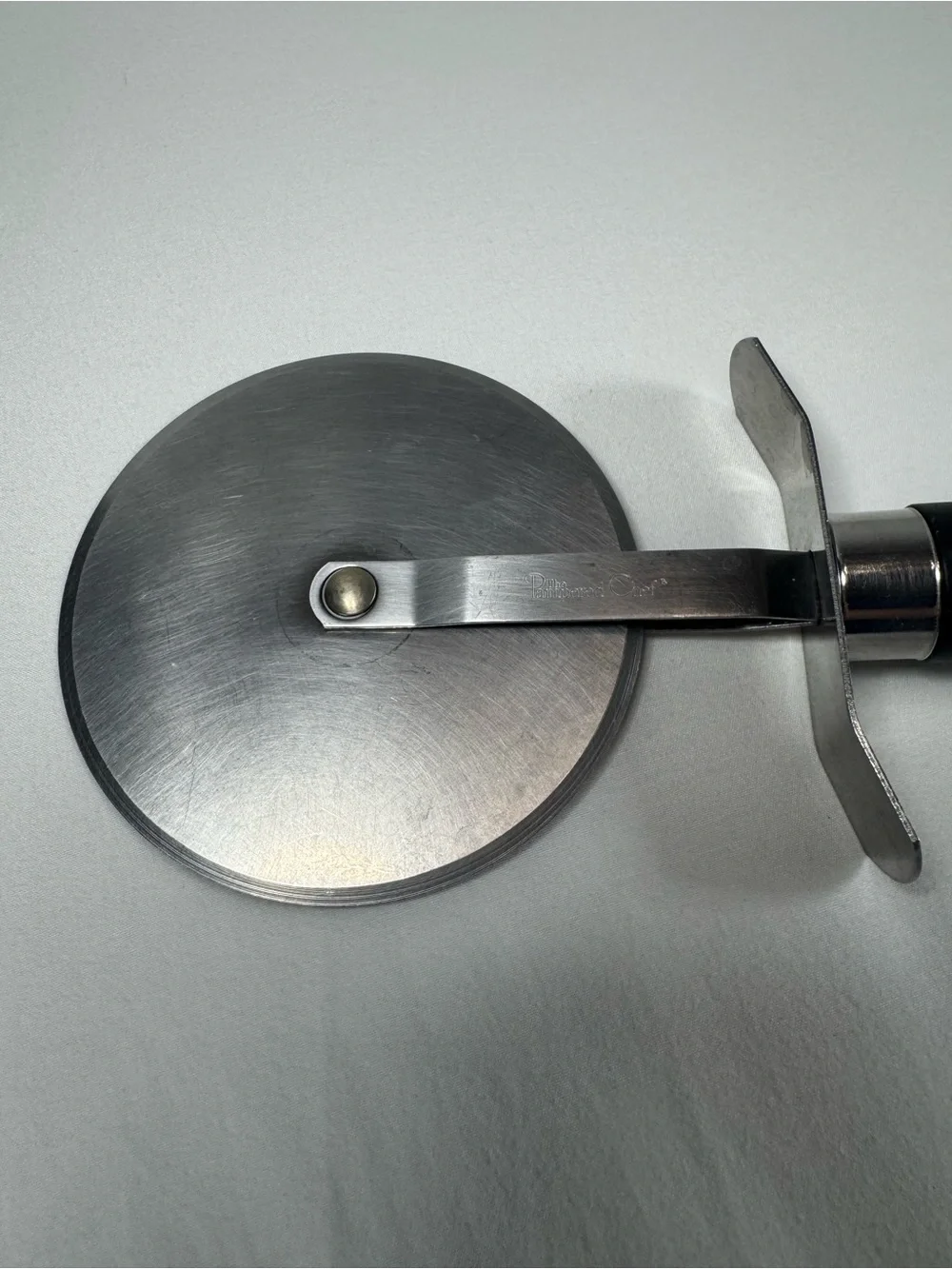 Pampered Chef #1301 Classic Black handle Pizza Cutter Large Wheel